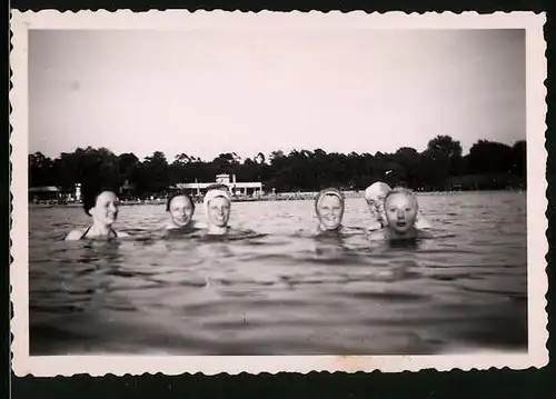 Fotografie Fotograf hat Frauen beim Schwimmen abgelichtet