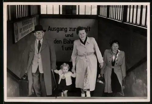 Fotografie Schroeder, Gotha, Ansicht Gotha, Grosseltern mit Enkel am Bahnhof zu Pfingsten 1954