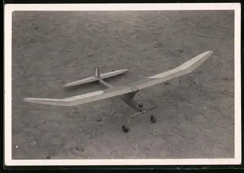 Fotografie Modell-Flugzeug mit Motor