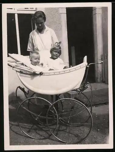 Fotografie Baby und Mädchen gemeinsam im Kinderwagen