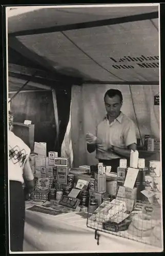 Fotografie Marktstand eines Kolonialwarenhändlers der Nachkriegszeit