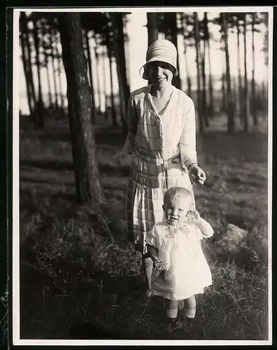 Fotografie Mutterglück, hübsche Mutter nebst Kleinkind mit Taschenuhr