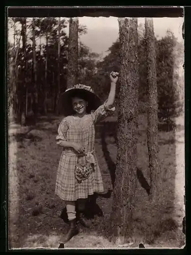 Fotografie Mädchen im Sommerkleid mit grossem Hut