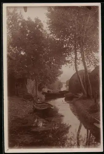 Fotografie unbekannter Fotograf, Ansicht Spreewald, Kanal in einer typischen Ortschaft des Spreewaldes