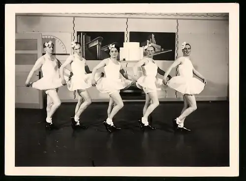 4 Fotografien Emil Rudolf Mewes, Architekt, Männer im Ballerina Kostüm, Hilfszug Emil Mewes, Theateraufführung