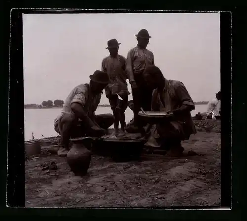 5 Fotografien Deichbau, Kubikos ungarische Deichbauer bei der Arbeit & Pause am Ufer der Donau