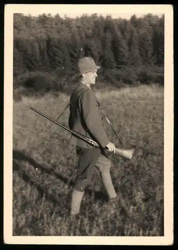 3 Fotografien Jagd - Hatz, Jäger mit Gewehr auf der Pirsch, Jäger lauert im hohen Gras