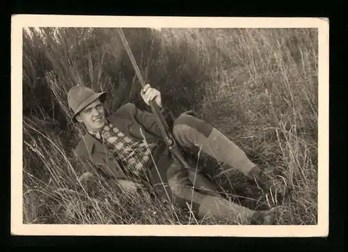 3 Fotografien Jagd - Hatz, Jäger mit Gewehr auf der Pirsch, Jäger lauert im hohen Gras