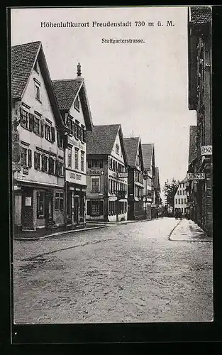 AK Freudenstadt, Stuttgarterstrasse mit Geschäften und Apotheke