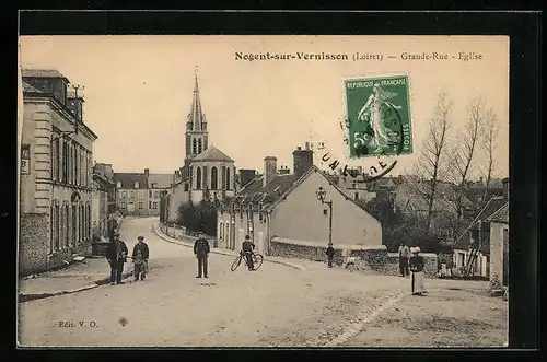 AK Nogent-sur-Vernisson, Grande-Rue, Église