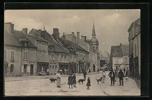 AK Artenay, La Rue du Commerce, Strassenpartie