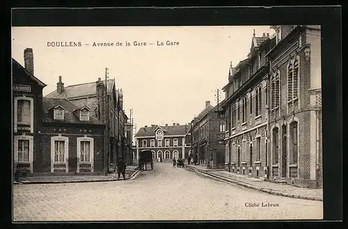 AK Doullens, Avenue de la Gare, La Gare, Strassenpartie mit Bahnhof