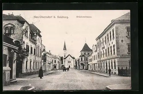 AK Neu-Oberndorf b. Salzburg, Brückenstrasse mit Kirche