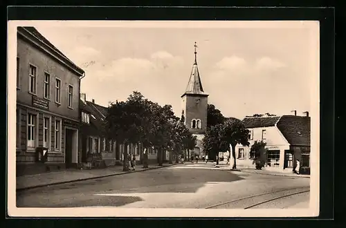 AK Plaue b. Brandenburg a. Havel, Strassenpartie an der Kirche