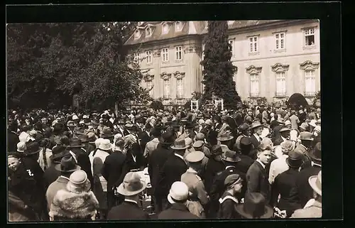 Foto-AK Ludwigsburg, Am Residenzschloss mit Publikum