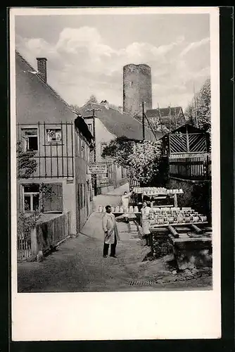 AK Kohren, Blick in die Burggasse mit ausgestellten Töpferwaren und Verkäufer