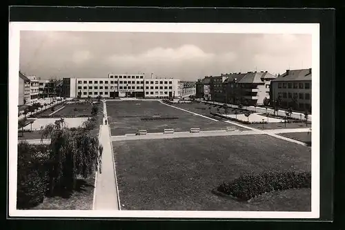 AK Prostejov, Blick auf modernes Gebäude hinter Parkanlagen