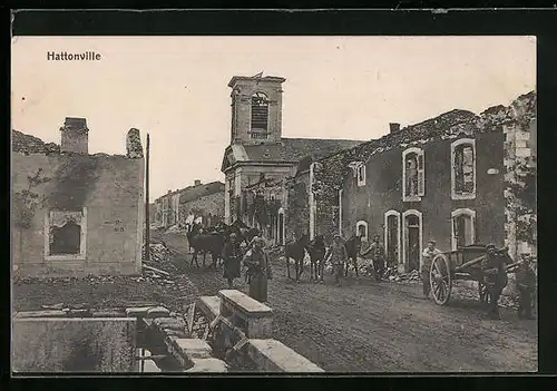 AK Hattonville, Strassenpartie mit durchziehenden Soldaten