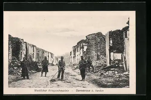 AK Dannevoux b. Verdun, Westlicher Kriegsschauplatz - Soldaten vor Ruinen des Ortes