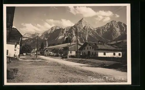 Foto-AK Lermoos, Strassenpartie gegen Berge