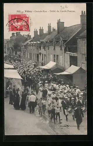 AK Vitry, Grande-Rue, Défilé du Cercle Pasteur