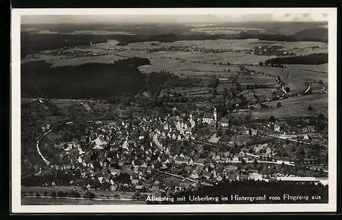 AK Altensteig /Schwarzwald, Ortsansicht mit Ueberberg im Hintergrund, Fliegeraufnahme