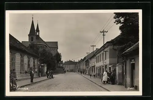 AK Prag / Praha-Cakovice, Strassenpartie mit Kirchblick