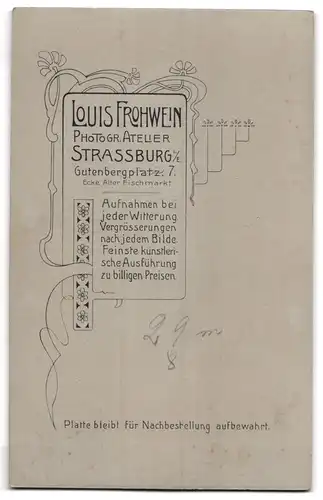 Fotografie Louis Frohwein, Strassburg i. E., Gutenbergplatz 7, Junge Dame in hübscher Kleidung mit Zeitung