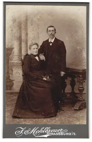 Fotografie J. Mehlbreuer, Strassburg i /E., Bürgerliches Paar mit einem Buch