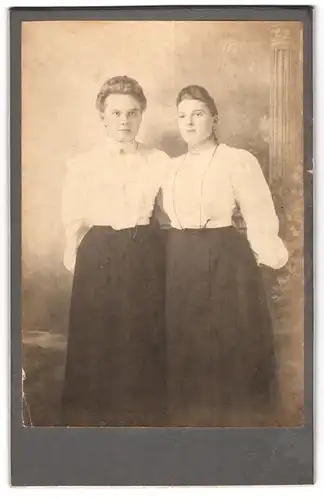 Fotografie unbekannter Fotograf und Ort, Zwei junge Damen in weissen Blusen