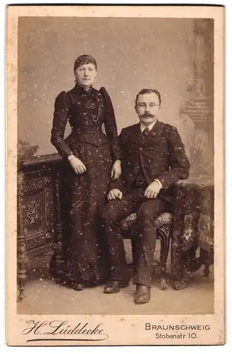 Fotografie H. Lüddecke, Braunschweig, Stobenstr. 10, Bürgerliches Paar in modischer Kleidung