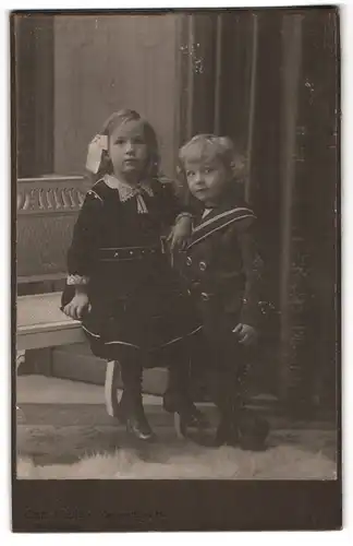 Fotografie Carl Müller, Osterode a. H., Wagestr. 4, Kleiner Junge und Mädchen in modischer Kleidung