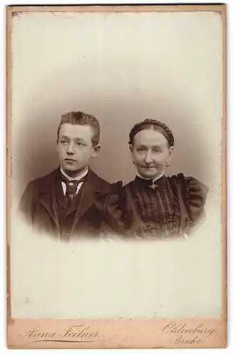 Fotografie Anna Feilner, Oldenburg i /G., Nadorster-Str. 6, Ältere Dame im Kleid mit jungem Mann