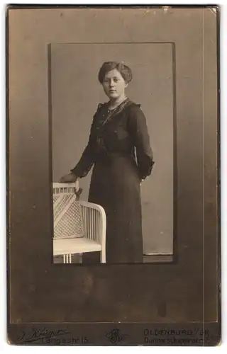 Fotografie J. Krüger, Oldenburg i /Gr., Langestr. 15, Junge Dame in hübscher Kleidung