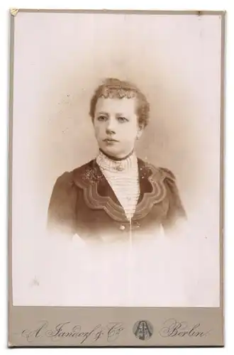 Fotografie A. Jandorf & Co., Berlin-NO, Grosse Frankfurterstr. 113, Junge Dame mit zurückgebundenem Haar