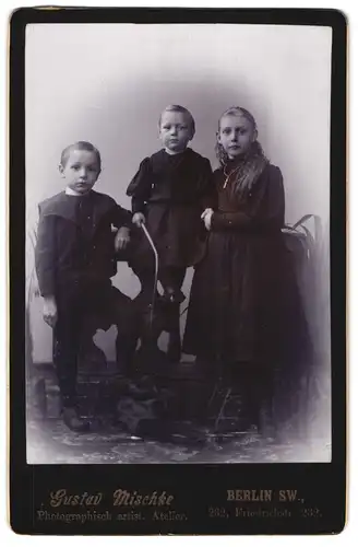 Fotografie Gustav Mischke, Berlin-SW, Friedricshtr. 232, Junges Mädchen und zwei Jungen in modischer Kleidung