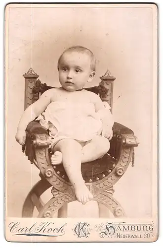 Fotografie Carl Koch, Hamburg, Neuerwall 30, Halbnacktes Kleinkind im Hemd sitzt auf Stuhl