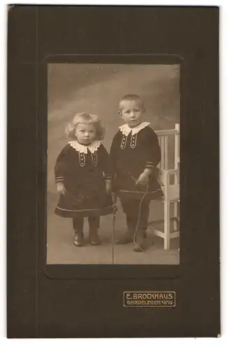 Fotografie E. Brockhaus, Gardelegen, Kinderpaar in hübscher Kleidung