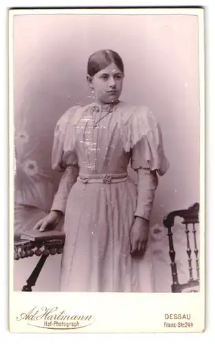 Fotografie Ad. Hartmann, Dessau, Franz-Str. 24 b, Junge Dame im hübschen Kleid