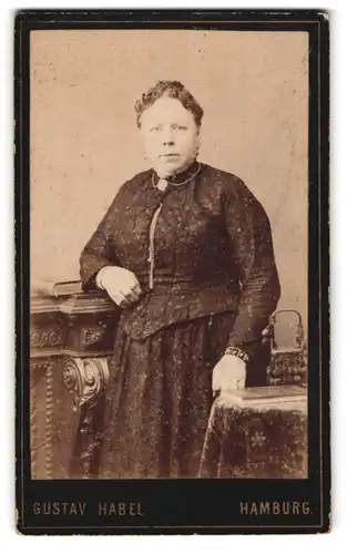 Fotografie Gustav Habel, Hamburg, Poolstr. 18 u. Kaiser Wilhelmstr., Bürgerliche Dame in zeitgenössischer Kleidung