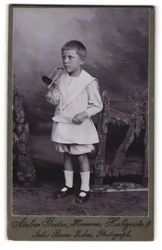 Fotografie Bruno Zekai, Hannover, Heiligerstr. 4, Kleiner Junge im Matrosenanzug mit Trompete