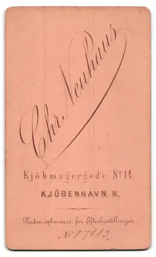 Fotografie Chr. Neuhaus, Kjöbenhavn-K., Kjöbmagergade 14, Charmanter Herr im Anzug mit Backenbart