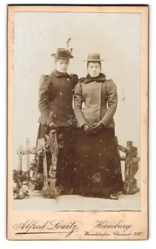 Fotografie Alfred Lewitz, Hamburg, Wandsbecker Chaussée 280, Zwei junge Damen in winterlicher Kleidung