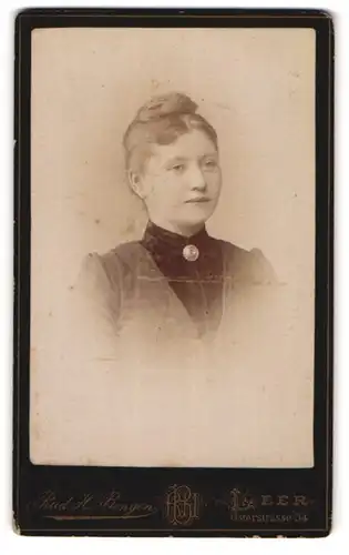 Fotografie Rud. H. Bengen, Leer, Osterstr. 34, Junge Dame mit Hochsteckfrisur und Kragenbrosche