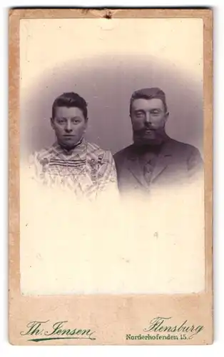 Fotografie Th. Jensen, Flensburg, Norderhofenden 15, Junges Paar in modischer Kleidung