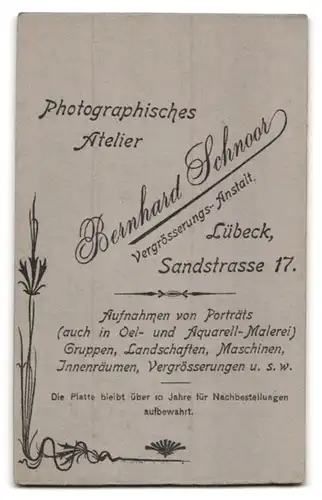 Fotografie Bernhard Schnoor, Lübeck, Sandstr. 17, Junger Mann im Anzug mit Stock u. Hut