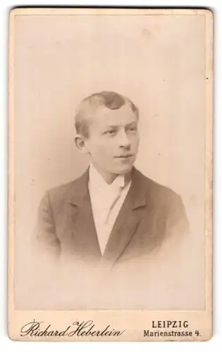 Fotografie Richard Heberlein, Leipzig, Marien-Str. 4, Junger Mann im Anzug mit Krawatte