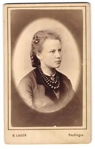 Fotografie O. Lauer, Reutlingen, Gartenstr. 181, Junge Dame mit Kragenbrosche und Halskette