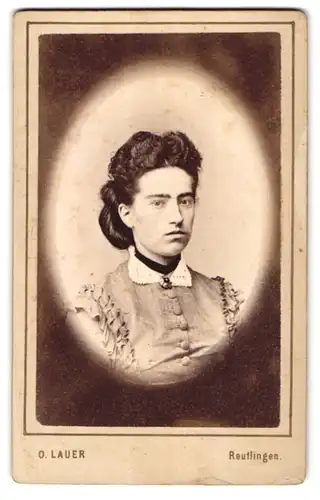Fotografie O. Lauer, Reutlingen, Gartenstr. 181, Junge Dame mit Halsband