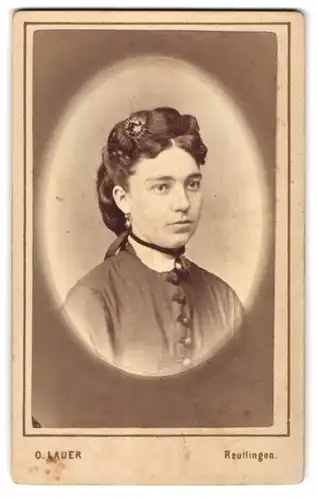 Fotografie O. Lauer, Reutlingen, Gartenstr. 181, Junge Dame mit zeitgenössischer Frisur